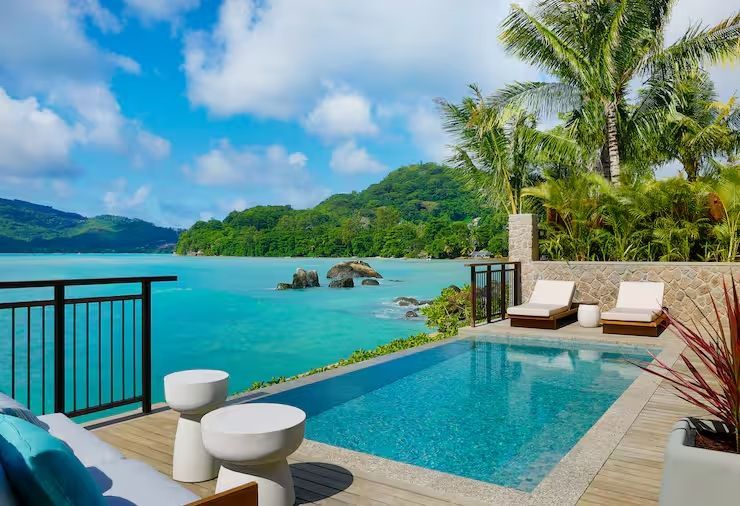 Privater Pool mit Blick auf türkisblaues Meer und tropische Landschaft.