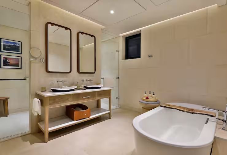 Modernes Badezimmer mit Doppelwaschbecken und Badewanne