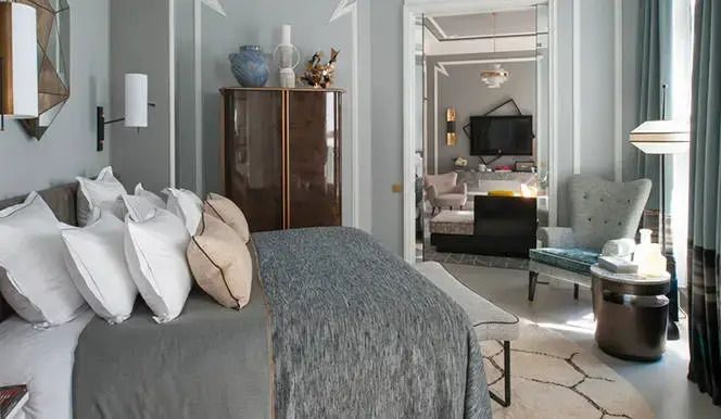 Deluxe Doppel Suite mit elegantem grauen Dekor, Kunstwerken und stilvollem Mobiliar