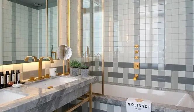 Zeitlos elegantes Badezimmer mit goldenen Akzenten und Marmordetails