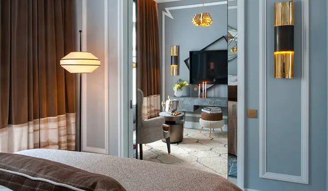Elegantes Zimmerdesign mit moderner Dekoration und großem Flachbildfernseher.