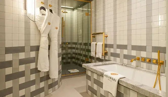Modernes Badezimmer mit begehbarer Dusche und Badewanne in stilvollem Design.