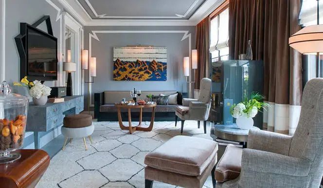 Elegantes Wohnzimmer der Josephine Doppel Suite mit moderner Kunst und gemütlicher Einrichtung.
