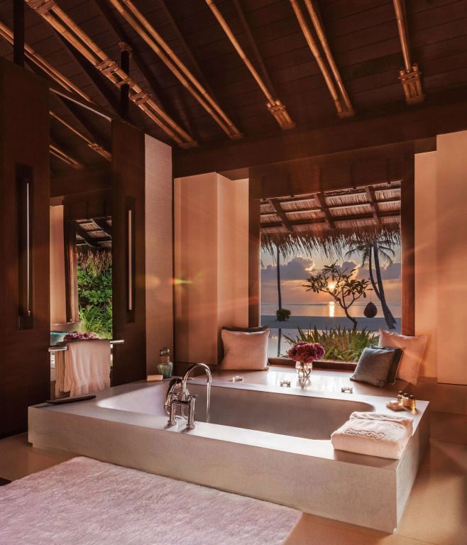 Luxuriöses Badezimmer mit freistehender Badewanne und Meerblick