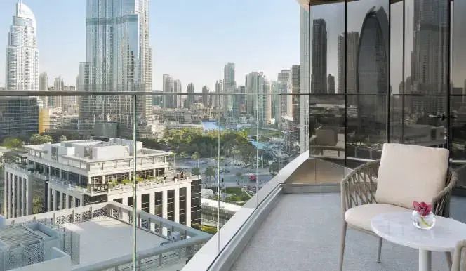 Balkon mit Glasgeländer und Blick auf die Skyline von Downtown Dubai