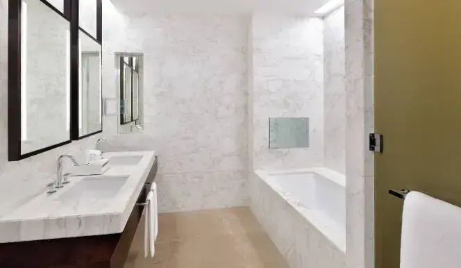 Luxuriöses Badezimmer mit Marmorfliesen und Doppelwaschbecken