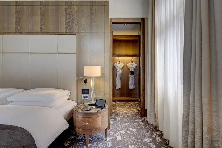 Elegantes Hotelzimmer mit modernem Design und gemütlicher Beleuchtung