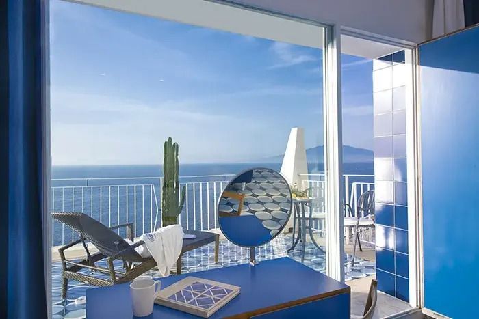 Suite mit großem Balkon, Blick auf das Meer und stilvollem Interieur
