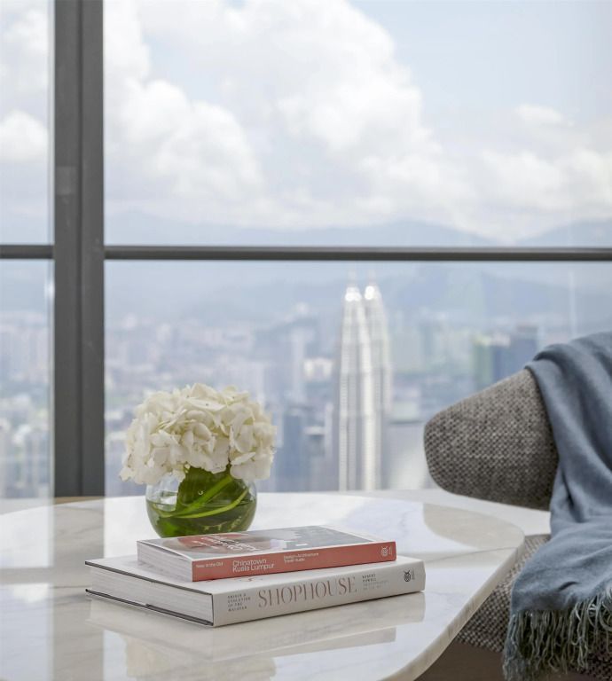 Nahaufnahme eines dekorativen Tisches mit Blumen und Büchern im Hotelzimmer