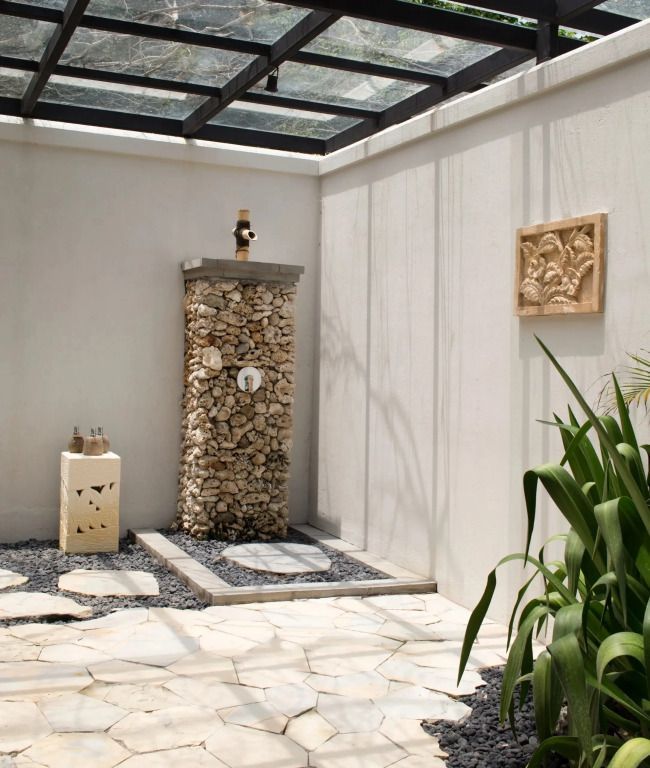 Detailansicht eines Outdoor-Duschbereichs mit Naturstein