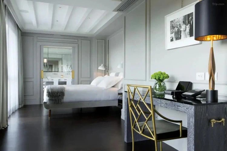 Elegantes Schlafzimmer mit moderner Einrichtung und luxuriösem Flair