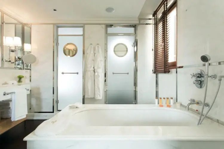 Modernes Badezimmer mit eleganter Badewanne und stilvollen Accessoires