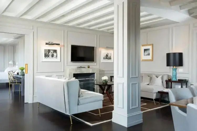 Helle Wohnlounge mit stilvollen Sofas und Kamin