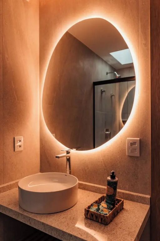 Beleuchteter runder Spiegel im eleganten Badezimmer
