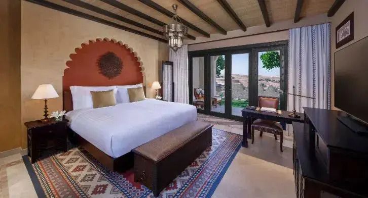 Deluxe Garden Zimmer mit Doppelbett und Blick auf die Terrasse mit marokkanischen Akzenten