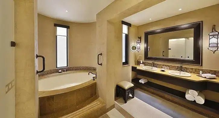 Luxuriöses Badezimmer mit freistehender Badewanne im Deluxe Garden Zimmer