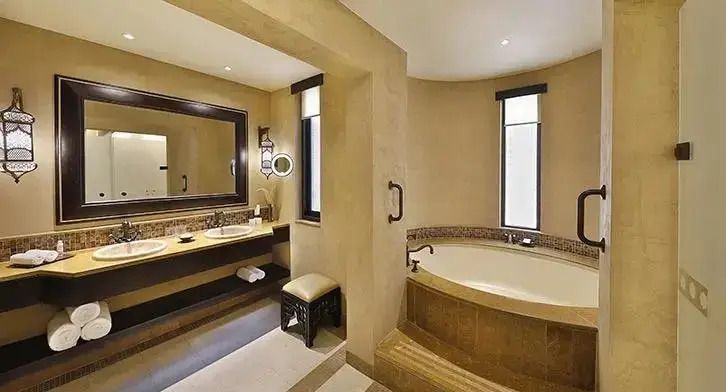 Badezimmer der Familiensuite mit Badewanne und stilvollem Waschbecken
