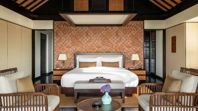 Luxuriöses Schlafzimmer in der Hilltop Pool Villa mit eleganter Dekoration und komfortablem Kingsize-Bett.