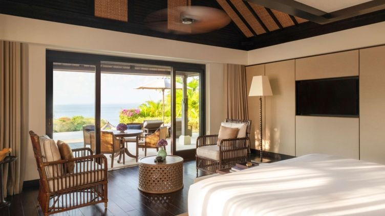 Geräumiges Zimmer mit Balkon und Meerblick in der Hilltop Pool Villa, stilvoll eingerichtet.
