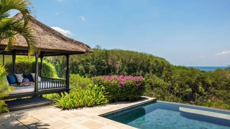 Privater Infinity-Pool mit Blick ins Grüne in der Hilltop Pool Villa.