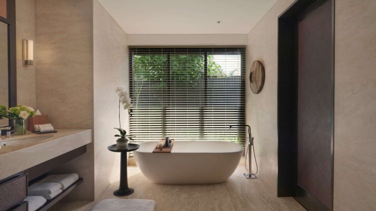 Modernes Badezimmer mit freistehender Badewanne und großer Fensterfront in der Hilltop Pool Villa.