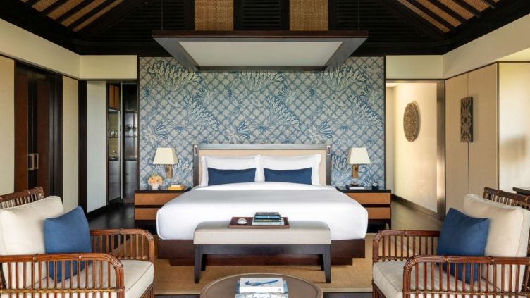 Luxuriöse Schlafzimmeransicht in der Ocean Pool Villa mit elegantem Design und Kingsize-Bett.