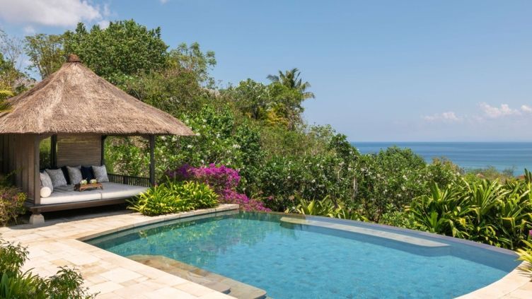 Privater Pool der Ocean Pool Villa mit üppigem Grün und Meerblick.