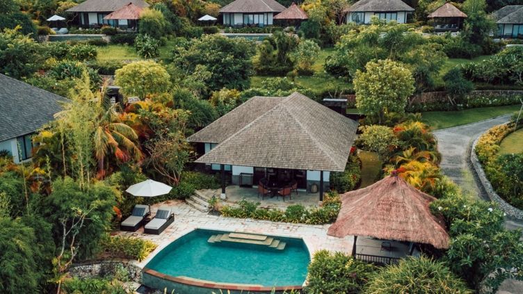 Vogelperspektive auf die Ocean Pool Villa mit privatem Pool und üppiger Vegetation.