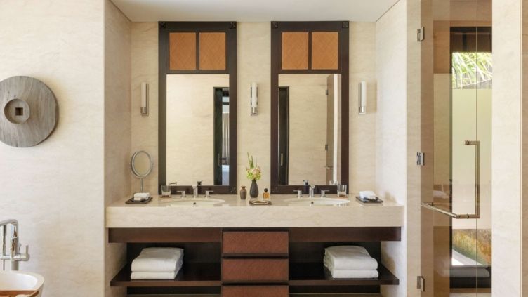 Modernes Badezimmer mit Doppelwaschbecken und eleganten Spiegeln
