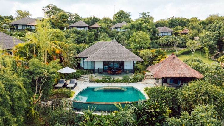 Außenaufnahme einer Pool Villa mit privatem Pool in tropischem Garten