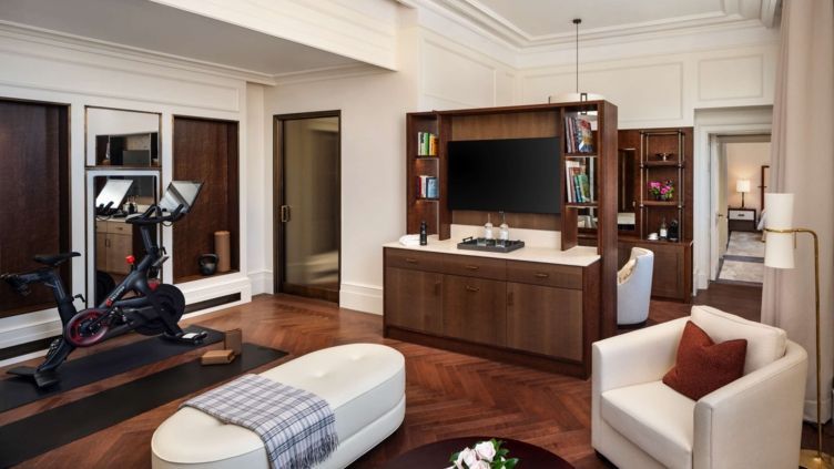 Elegantes Wohnzimmer mit moderner Einrichtung, Hartholzboden und Flachbildfernseher