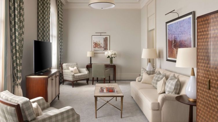 Stilvolles Wohnzimmer mit bequemen Sesseln, Sofa und Schreibtisch