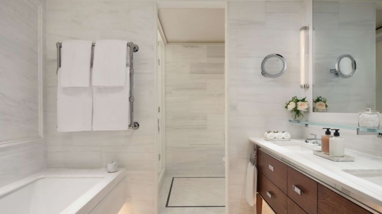 Modernes Badezimmer mit Marmorfliesen und luxuriöser Ausstattung