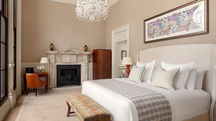 Luxuriöses Schlafzimmer der Churchill Suite mit eleganter Einrichtung und Kamin.