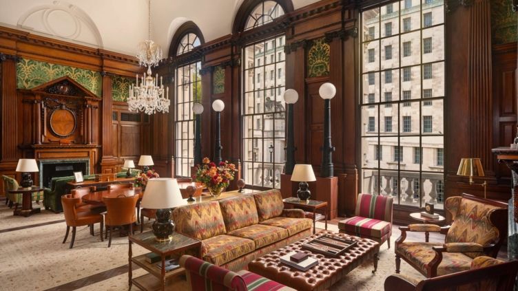 Großzügiger Wohnbereich der Churchill Suite mit stilvollen Sitzmöbeln und hohen Fenstern.