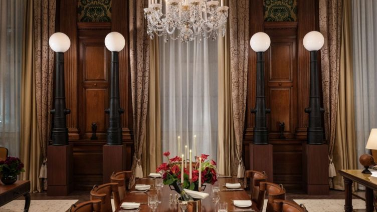 Elegantes Esszimmer der Suite mit Kronleuchter und geschmackvoll gedecktem Tisch.