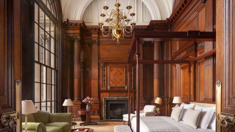 Luxuriöse Suite mit Himmelbett und beeindruckendem Holzdesign