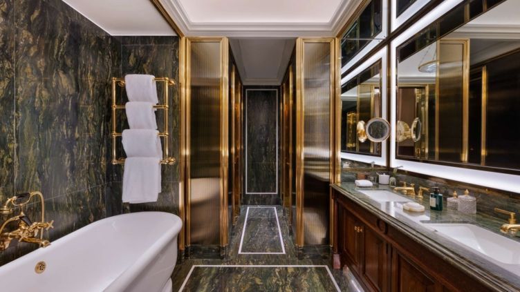 Luxuriöses Badezimmer mit goldenen Akzenten und Marmoroberflächen