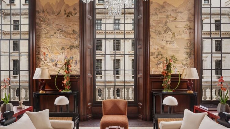 Große Fenster in der Suite mit klassischem Design und raffinierten Dekorelementen.