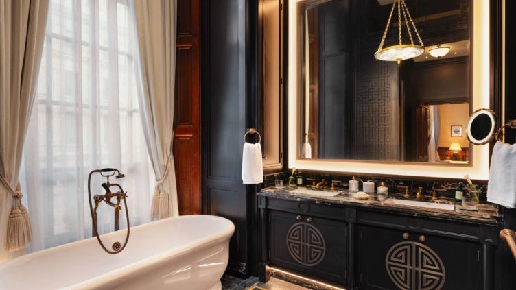 Luxuriöses Badezimmer mit freistehender Wanne und stilvollen Armaturen.