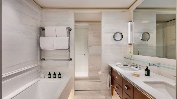 Hochwertig ausgestattetes Badezimmer mit Marmoroptik und luxuriösen Annehmlichkeiten.