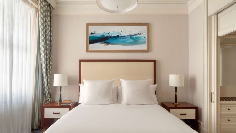 Elegantes Schlafzimmer mit Doppelbett und stilvollem Dekor