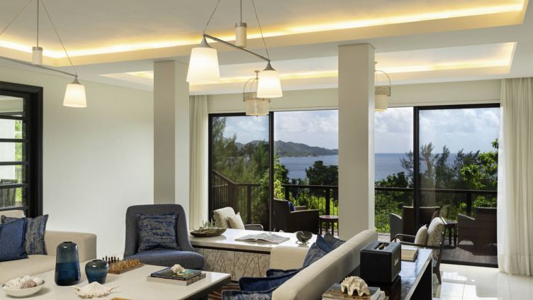 Luxuriöses Wohnzimmer mit Meerblick und stilvoller Einrichtung