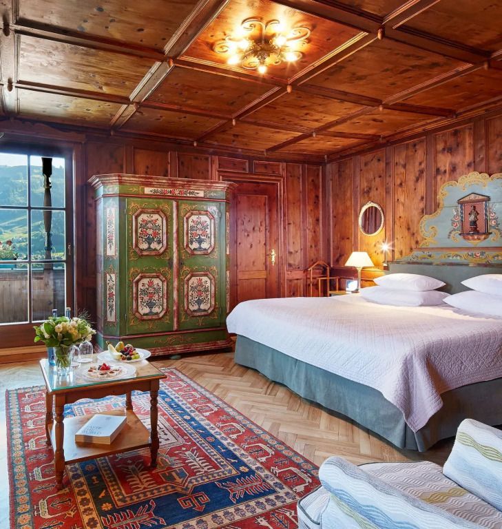 Gemütliches Premium Zimmer mit Holzwänden und traditionellem Dekor, Blick auf die Berge.