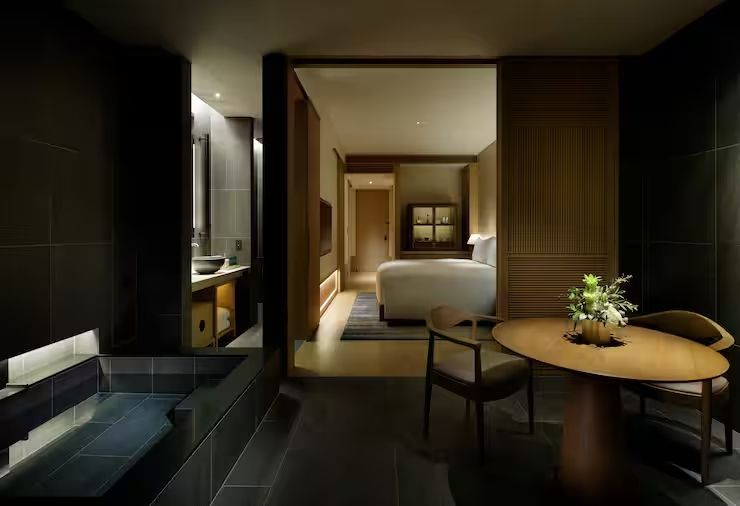 Zimmer mit integriertem Badezimmer und stilvollem Interieur und eleganter Beleuchtung