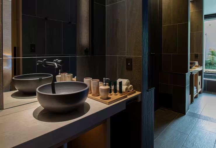 Modernes Badezimmer mit elegantem Waschbecken und edlen Pflegeprodukten