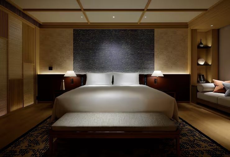 Luxuriöses Doppelbett in einer stilvollen Suite mit sanfter Beleuchtung
