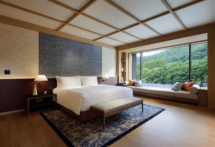 Großzügiges Schlafzimmer mit Aussicht auf die Natur und modernem Interieur