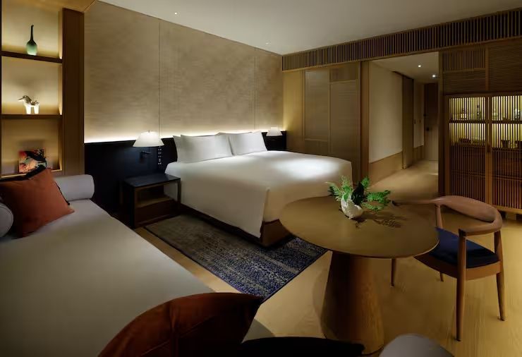 Gut beleuchtetes Doppelzimmer mit modernen Möbeln und eleganter Beleuchtung