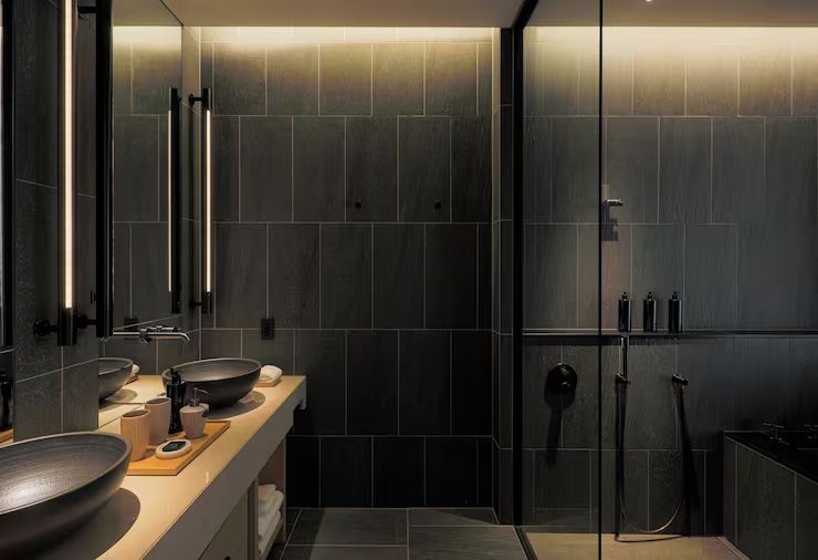 Modernes Badezimmer mit Regendusche und stilvollem Waschbereich